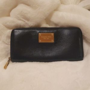 Michael Kors Leather zippered wallet in Navy Blue with Gold